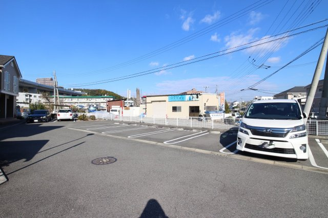 メゾンオルタンシアの駐車場