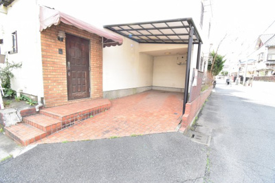 【駐車場】 | 調布市緑ヶ丘一丁目　中古戸建 | ビルトインタイプの駐車場はお車を汚しません。洗車の回数も減るので大切なお車を長くお乗りいただけます。