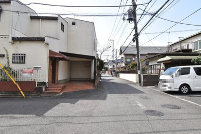 【前面道路含む現地写真】 | 調布市緑ヶ丘一丁目　中古戸建 | 前面道路は閑静な住宅地の通りとなるため、車通りは多くありません。 安心して車庫入れ可能。