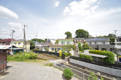 【展望】 | 昭島中神町第三　２号棟 | 景色を遮るものがないと、陽の光を長い時間浴びられます。空気も澄んでいるように感じますね。