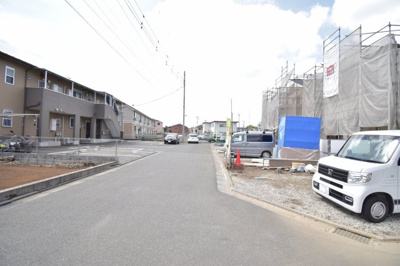【前面道路含む現地写真】 | 昭島中神町第三　２号棟 | 前面道路公道5メートルあります。運転が苦手な奥様でも楽々駐車可能です。