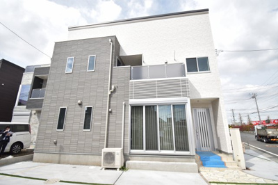 【外観】 | 昭島市中神町３丁目　新築戸建 | 周辺環境に溶け込み、それでいて個性豊かなデザインは住まう人に優越感をもたらしてくれます。
