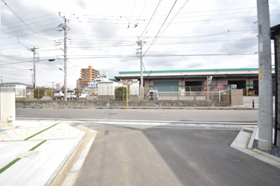 【前面道路含む現地写真】 | 昭島市中神町３丁目　新築戸建 | 前面道路は閑静な住宅地の通りとなるため、車通りは多くありません。 安心して車庫入れ可能。