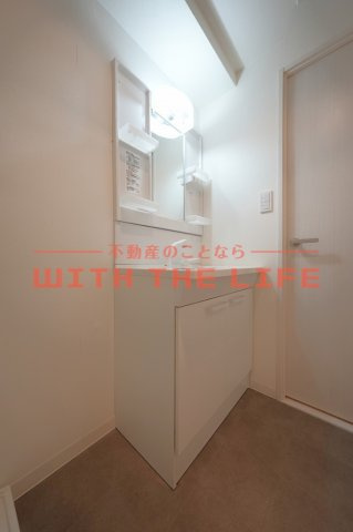 祥栄ビル【キャッシュバック対象物件】の独立洗面台|独立洗面台、小物を置くことができて便利です