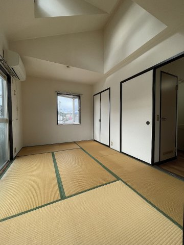 西山コーポの和室|天窓があり明るい室内です。