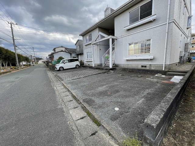 西山コーポの駐車場