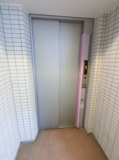 【その他共用部分】 | お買い物時やベビーカーの出し入れに便利なエレベーター付です。