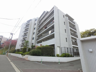 【外観】 | 総戸数５３戸、２００５年６月築、管理人は日勤勤務につき管理体制良好です♪