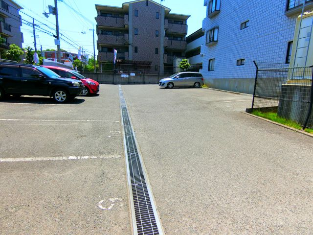 オースター6番館の駐車場