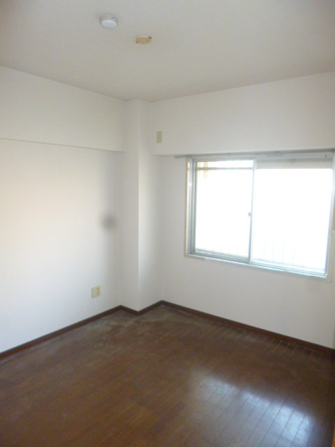 レジデンス高屋敷【キャッシュバック対象物件】の寝室|広くて明るい寝室