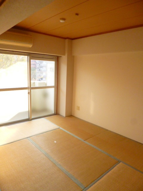 レジデンス高屋敷【キャッシュバック対象物件】の和室|趣のある和室です