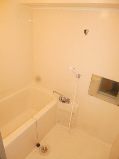 レジデンス高屋敷【キャッシュバック対象物件】の浴室|コンパクトで使いやすいお風呂です