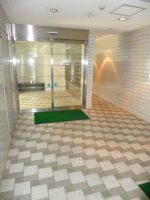 レジデンス高屋敷【キャッシュバック対象物件】のエントランス|落ち着いたエントランスです