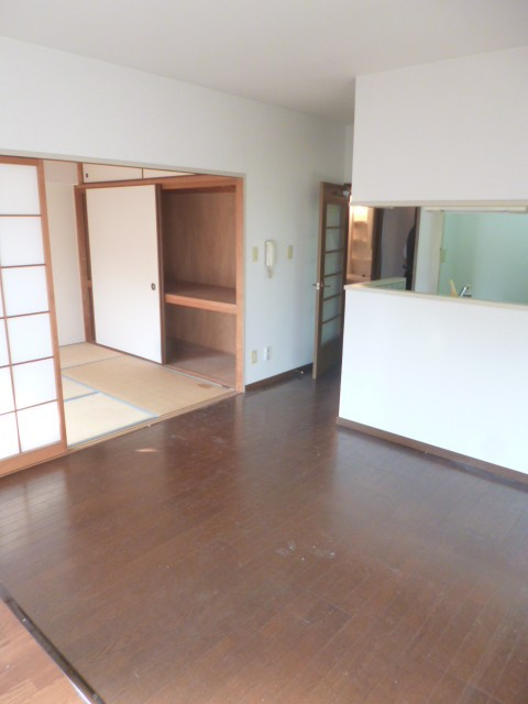 レジデンス高屋敷【キャッシュバック対象物件】の居間・リビング|こちらの居間で趣味の時間をお楽しみください