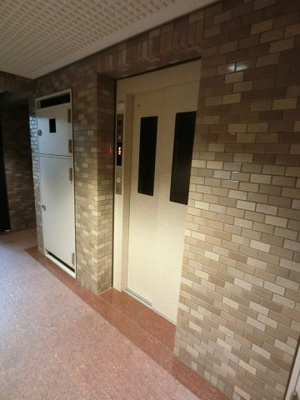 【その他共用部分】 | 横浜南軽井沢パークホームズ | お買い物時やベビーカーの出し入れに便利なエレベーター付です。