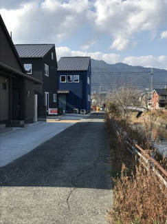 【前面道路含む現地写真】