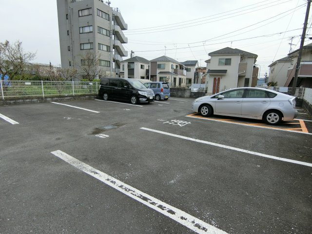 メゾン・ルピネスの駐車場