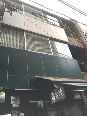 丸万７号館の外観