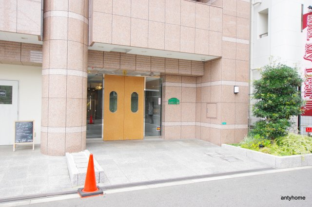 エクセレント上新18　仲介手数料無料のエントランス