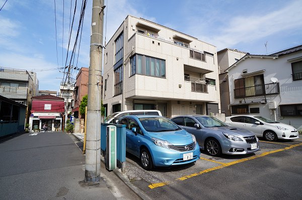 ベルドミールの外観|閑静な住宅街で南側は駐車場の為日当たり良好♪