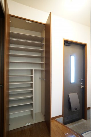 エーエス　アビタシオンの玄関|玄関ホールには大容量のシューズＢＯＸ