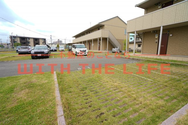 オリーヴァ東櫛原【10，000円キャッシュバック対象物件】の駐車場|車をお持ちの方に嬉しい駐車場付きの物件です