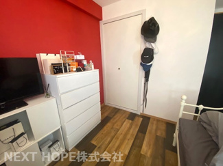 【洋室】 | パレ北武庫之荘V | 洋室6.3帖です♪アクセントクロスもお洒落です！！こちらの居室からも直接バルコニーへ移動できます！！※居住中の為、事前にご連絡いただければご案内がスムーズです（＾＾）