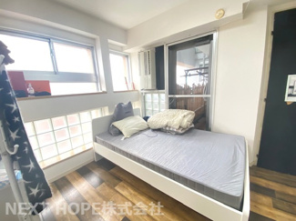 【洋室】 | パレ北武庫之荘V | 洋室5.5帖です♪ガラスブロックは施されており、たいへん明るい室内です！！バルコニーへも直接移動できます♪※居住中の為、事前にご連絡いただければご案内がスムーズです（＾＾）