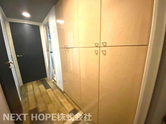 【玄関】 | パレ北武庫之荘V | 玄関には大きなシューズＢＯＸが設けられております♪ご家族のたくさんの靴もスッキリ収納していただけます！※居住中の為、事前にご連絡いただければご案内がスムーズです（＾＾）