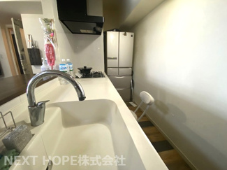 【キッチン】 | パレ北武庫之荘V | 対面式システムキッチンです♪お料理しながらリビングが見渡せます(^^)アーチ形の水栓がお洒落ですね♪※居住中の為、事前にご連絡いただければご案内がスムーズです（＾＾）