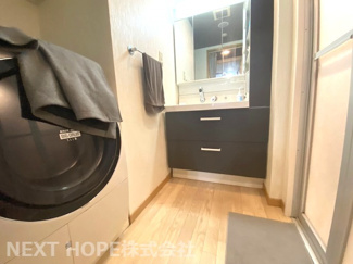 【独立洗面台】 | パレ北武庫之荘V | 洗面化粧台です♪鏡は三面鏡です！鏡の後ろは小物収納になっております(^^)洗面室内には洗濯機置き場もございます♪※居住中の為、事前にご連絡いただければご案内がスムーズです（＾＾）