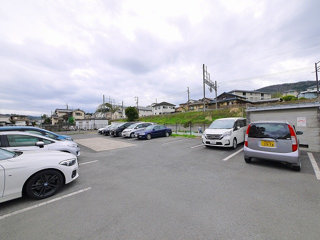 シェーヌ生駒の駐車場|駐車スペースもあります