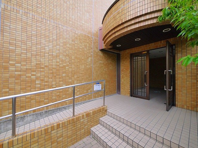 シェーヌ生駒のエントランス|落ち着いたエントランスです
