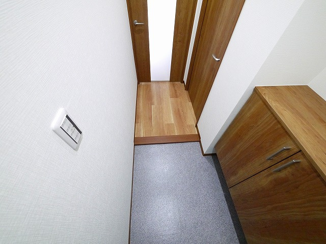 シェーヌ生駒の玄関|収納もある玄関です