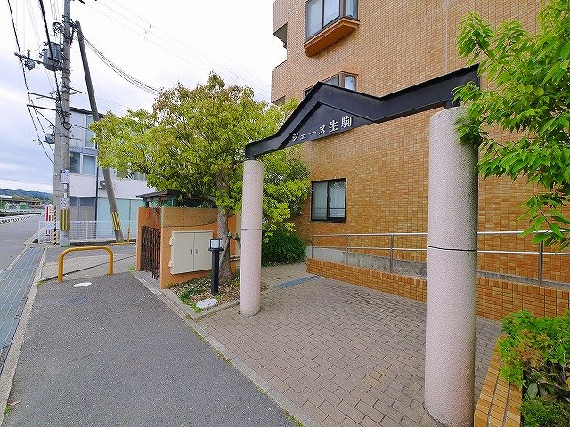 シェーヌ生駒のエントランス|毎日通るエントランスはこのようになっています