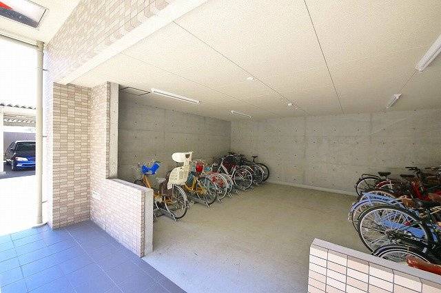 アンジュ高天のその他共用部分|屋根付きの駐輪場です