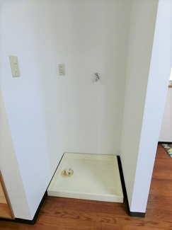 【展望】 | バスルームの横にある室内洗濯機置き場です♪防水パンが付いているので万が一の漏水にも安心です！