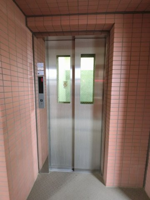 【その他共用部分】 | コスモ綱島東 | お買い物時やベビーカーの出し入れに便利なエレベーター付です。