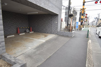 【駐車場】 | ネクステージひばりヶ丘 | エントランス横の駐車スペースは荷物が多くても楽ですね。前面道路も広いので車庫入れもしやすいです。