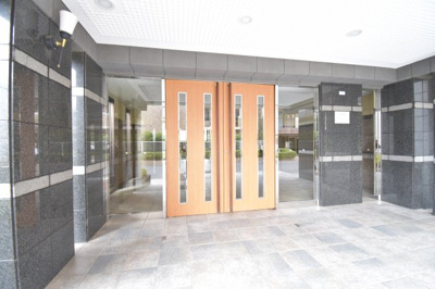 【エントランス】 | ライオンズマンション西武柳沢第2 | 家の顔となる玄関は、格調高いデザイン。 温かみのあるエントランスで大事なお客様をお迎え出来ます。