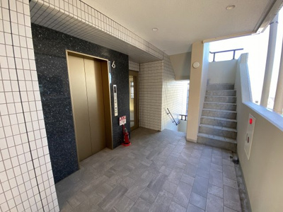 【ロビー】 | DESIRE登戸/デザイヤー登戸 | ☆お問合せは当ビル5階のアーバン企画開発登戸店(044-932-6015)まで☆ご案内からご契約手続きまで当社にて対応させて頂きます☆業種・条件等お気軽にご相談下さい♪