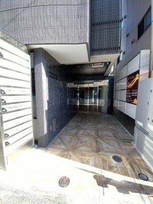 【エントランス】 | DESIRE登戸/デザイヤー登戸 | 【看板設置場所有♪】☆お問合せは当ビル5階のアーバン企画開発登戸店(044-932-6015)まで☆ご案内からご契約手続きまで当社にて対応させて頂きます☆業種・条件等お気軽にご相談下さい♪