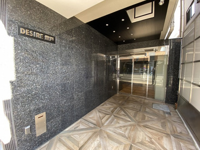 【エントランス】 | DESIRE登戸/デザイヤー登戸 | 【看板設置場所有♪】☆お問合せは当ビル5階のアーバン企画開発登戸店(044-932-6015)まで☆ご案内からご契約手続きまで当社にて対応させて頂きます☆業種・条件等お気軽にご相談下さい♪