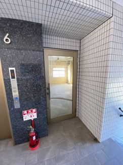 【その他共用部分】 | 【入口部分】☆お問合せは当ビル5階のアーバン企画開発登戸店(044-932-6015)まで☆ご案内からご契約手続きまで当社にて対応させて頂きます☆業種・条件等お気軽にご相談下さい♪