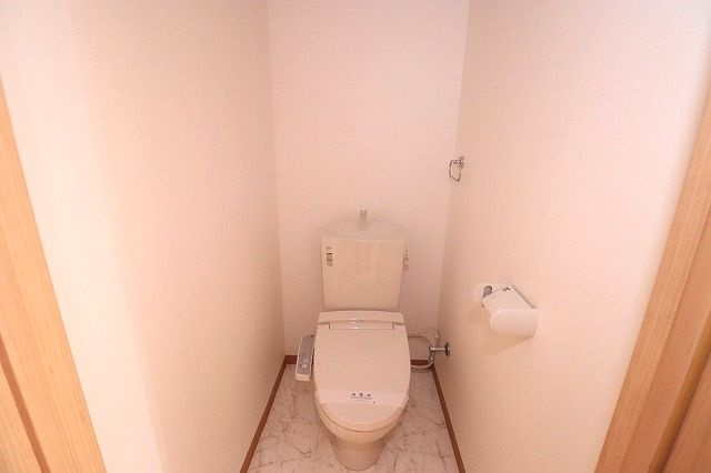 ドリームハウスしののめのトイレ|ゆったりとした空間のトイレです