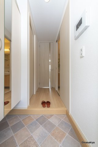 ブライト・フルールの玄関|室内の写真は同じ建物内の別の間取りのものです。