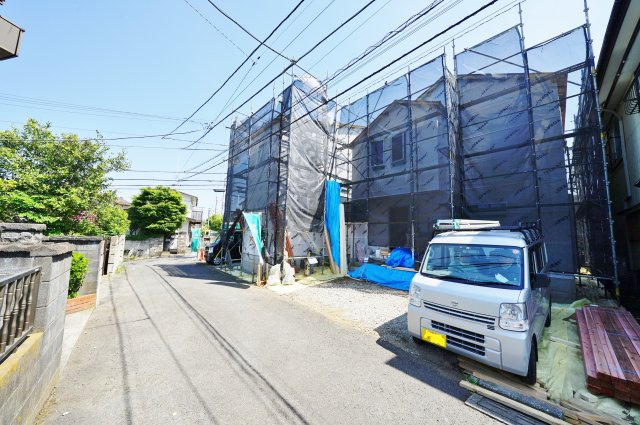 星川駅徒歩９分の閑静な住宅街。カースペース２台、４ＬＤＫ♪保土ヶ谷区桜ケ丘１丁目　全２棟新築戸建ての前面道路含む現地写真