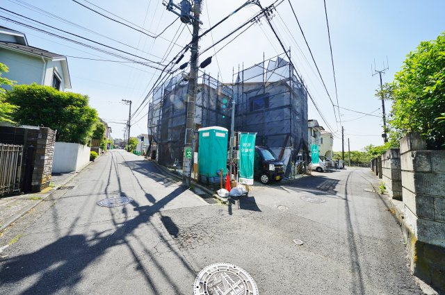 星川駅徒歩９分の閑静な住宅街。カースペース２台、４ＬＤＫ♪保土ヶ谷区桜ケ丘１丁目　全２棟新築戸建ての前面道路含む現地写真