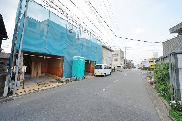 西谷駅から平坦で徒歩１０分！お洒落なデザイナーズ住宅。全棟ＬＤＫ１８帖以上♪保土ヶ谷区東川島町　全２棟新築戸建ての前面道路含む現地写真