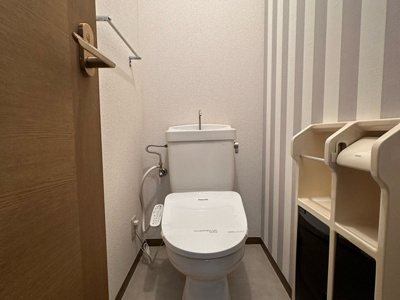 【トイレ】 | ルミエール/細山3丁目 | トイレは温水洗浄便座付き！人気のバストイレ別です♪小物を置ける便利な棚やタオルハンガーも付いています♪壁紙はオシャレなデザインクロス☆